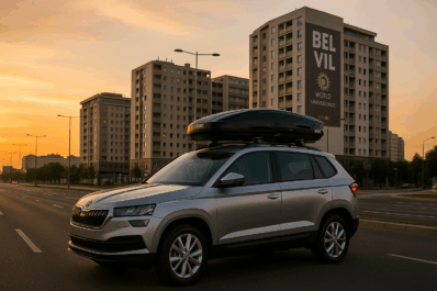 Automobil sa krovnim koferom pored mora – saveti za pakovanje krovnog kofera